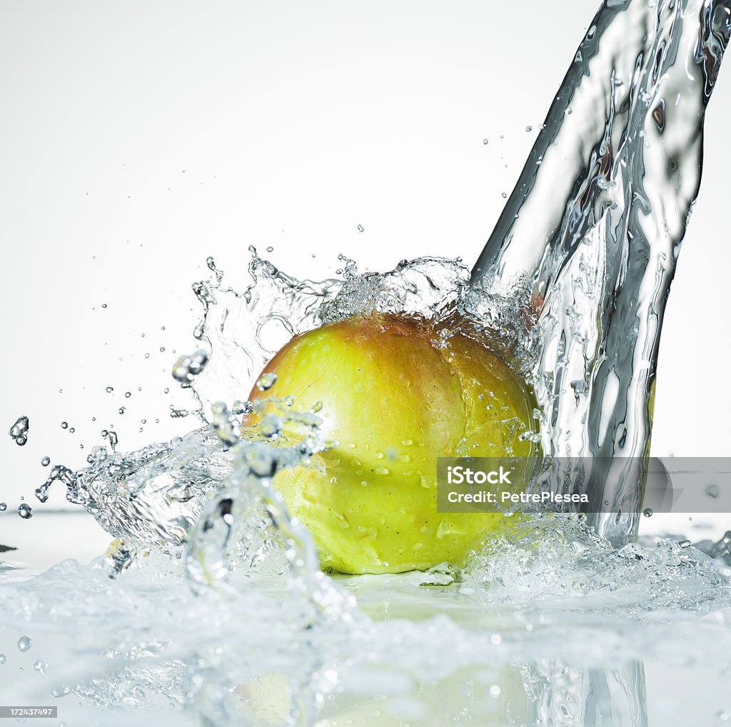 L'eau éclabousser sur une pomme verte - Photo de Aliment libre de droits