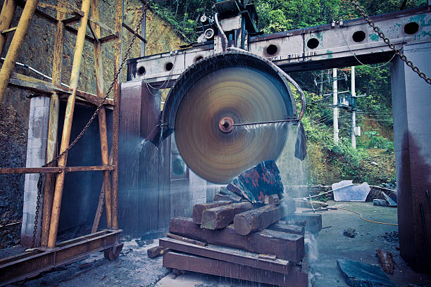 大きな切断機 - transformer stone machine metal ストックフォトと画像