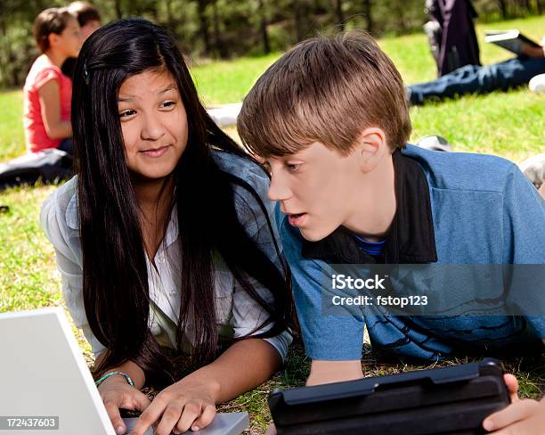 Tecnología Junior De Los Estudiantes Usando Ordenador Portátil Y Tablet Ordenadores Foto de stock y más banco de imágenes de 12-13 años