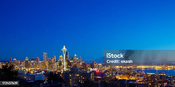 Seattle Por La Noche Foto de stock y más banco de imágenes de Aire libre - Aire libre, Anochecer, Cielo despejado