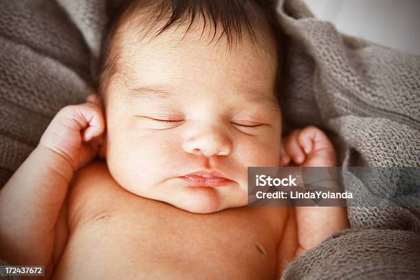 Neonato Dormire - Fotografie stock e altre immagini di Bambino appena nato - Bambino appena nato, Bebé, Nativo d'America