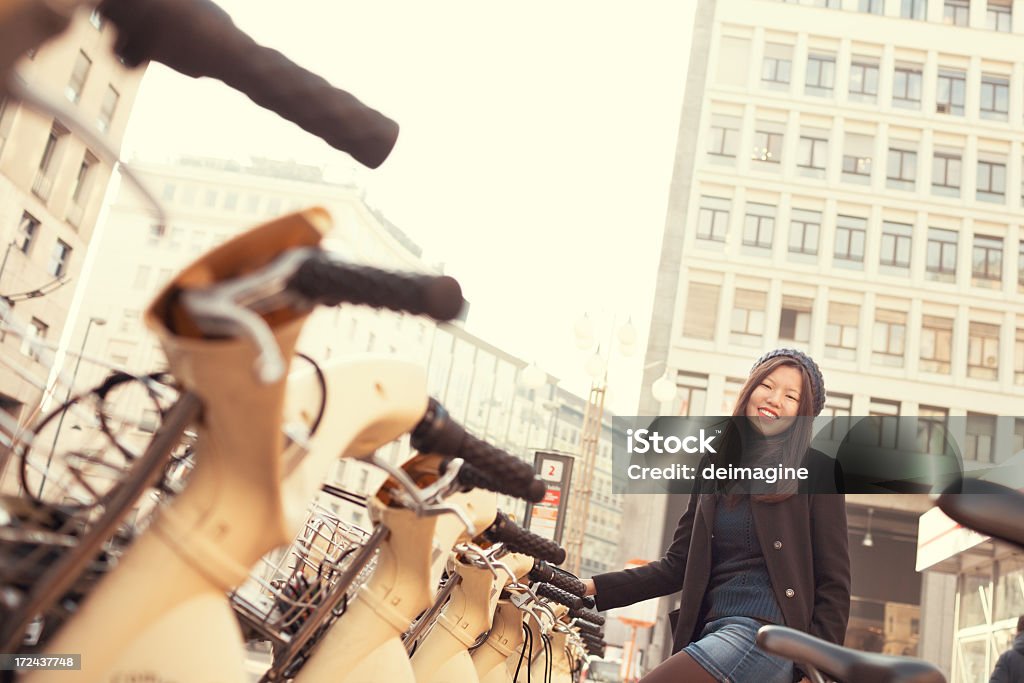 中国の少女自転車共有にミラノ,イタリア - アジアおよびインド民族のロイヤリティフリーストックフォト