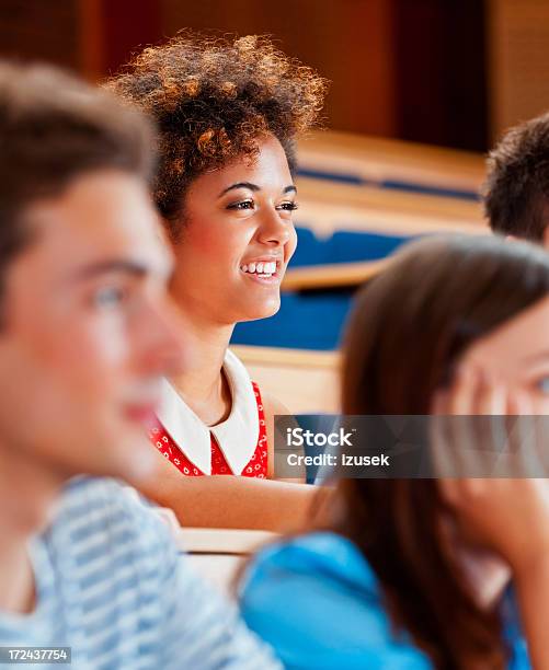 Estudiante Mujer Foto de stock y más banco de imágenes de Estudiante de educación superior - Estudiante de educación superior, Estudiante de universidad, Estudiar