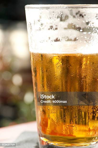 新鮮なビールのビール - アルコール飲料のストックフォトや画像を多数ご用意 - アルコール飲料, グラス, バーカウンター