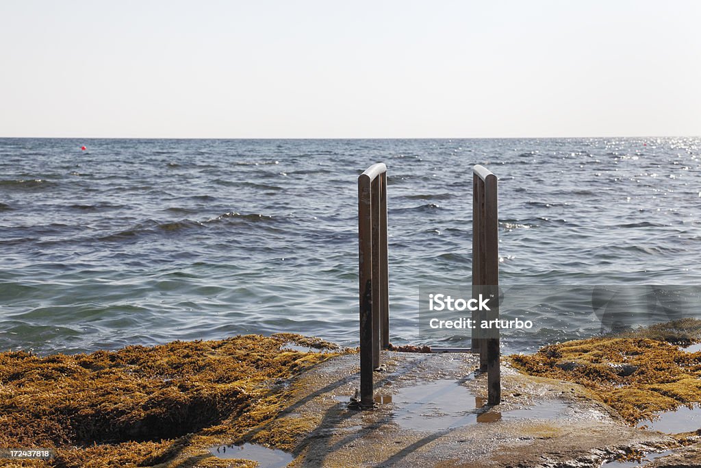 Azul de metal brilhante praia mediterrânea com corrimão Ayia Napa Chipre - Foto de stock de Ayia Napa royalty-free
