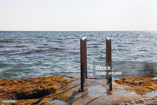 Foto de Azul De Metal Brilhante Praia Mediterrânea Com Corrimão Ayia Napa Chipre e mais fotos de stock de Ayia Napa