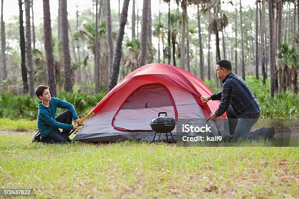 Hispanische Vater Und Sohn Camping Stockfoto und mehr Bilder von Camping - Camping, Vater, Sohn