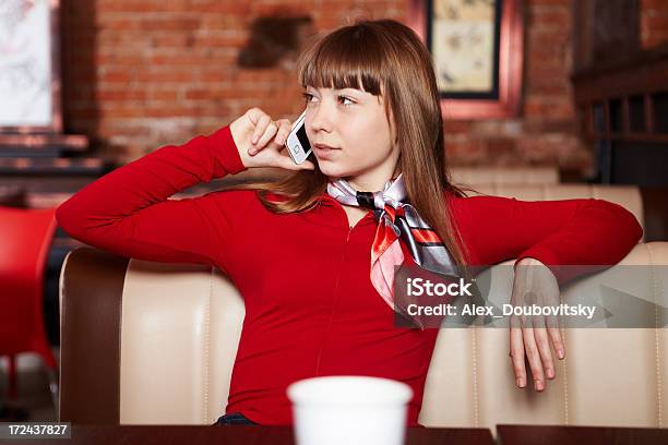 Hermosa Chica Hablando Por Teléfono Móvil En Café Foto de stock y más banco de imágenes de Diálogo - Diálogo, Rojo, Sofá