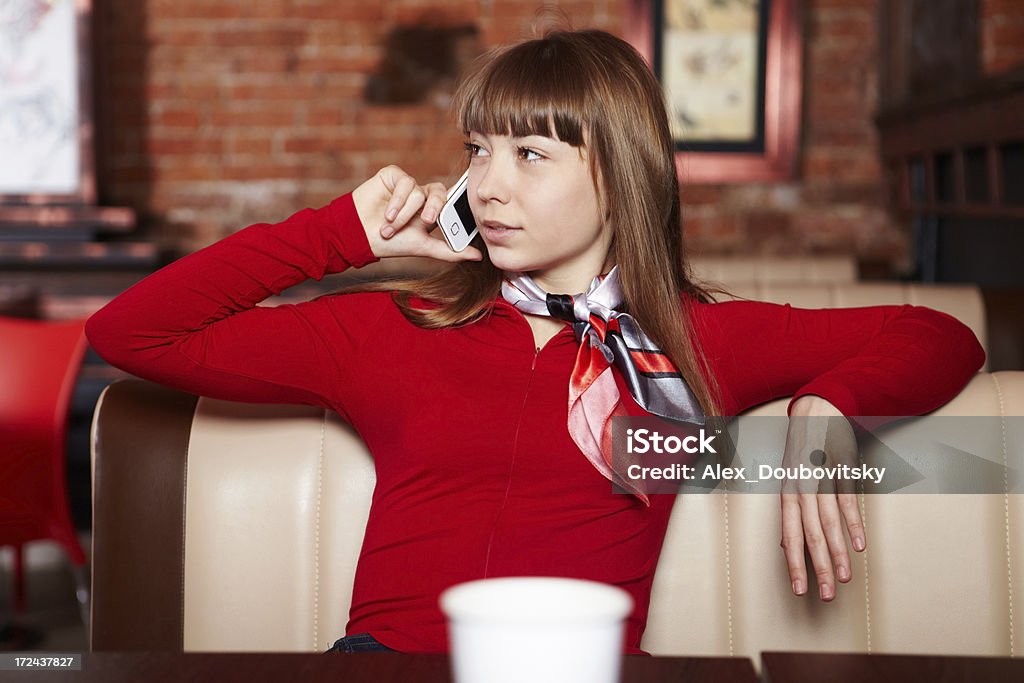 Belle fille parlant sur téléphone mobile au café. - Photo de Canapé libre de droits