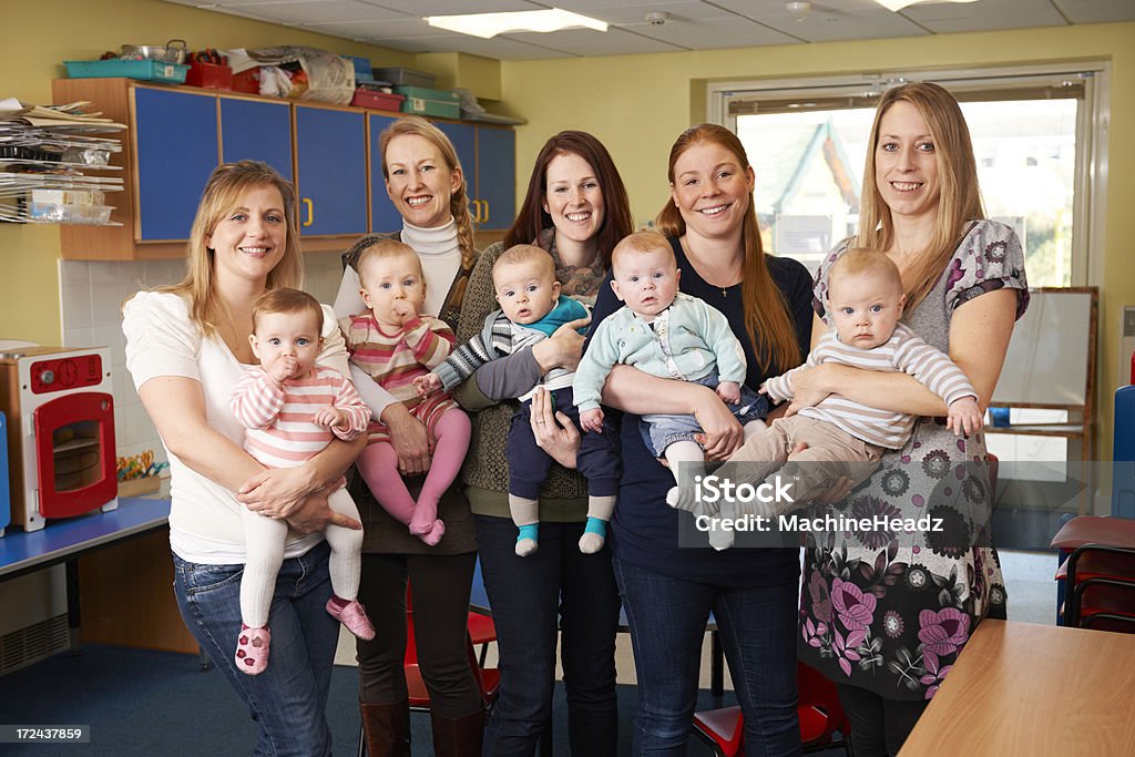 Madre con bambino riunioni di gruppo - Foto stock royalty-free di 6-11 Mesi