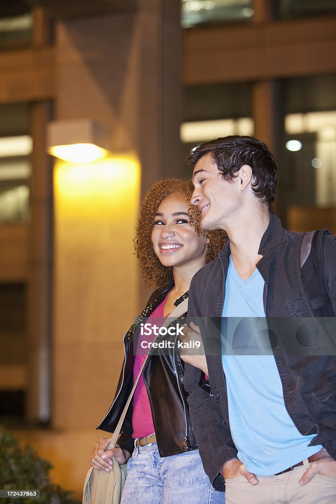 Pareja joven sonriente - Foto de stock de 16-17 años libre de derechos