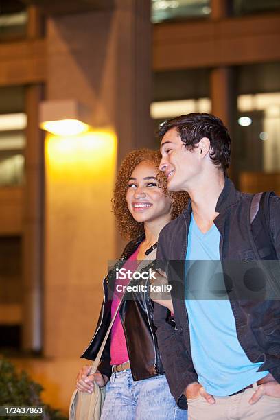 Pareja Joven Sonriente Foto de stock y más banco de imágenes de 16-17 años - 16-17 años, 18-19 años, Adolescencia