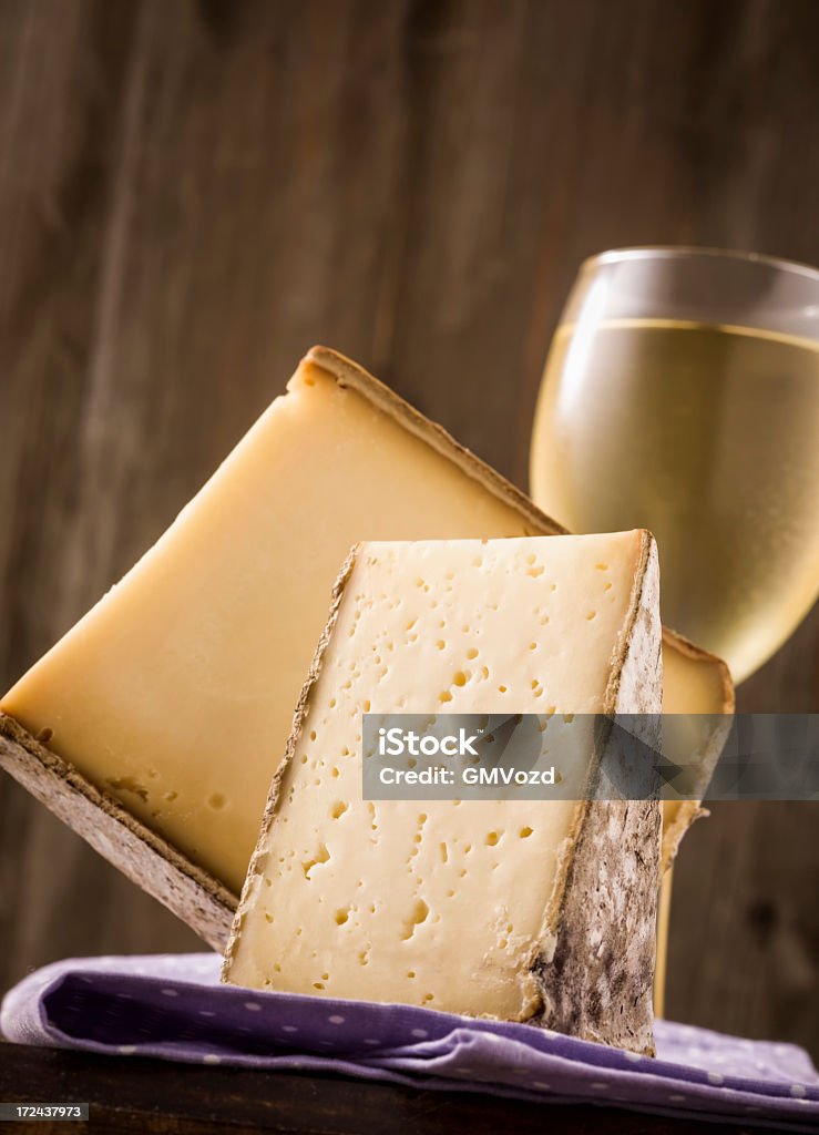 프리미엄급을 치즈와 와인 - 로열티 프리 그뤼예르 치즈 스톡 사진