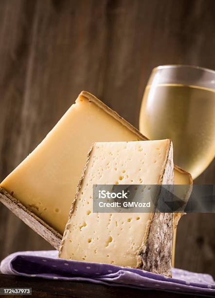 프리미엄급을 치즈와 와인 그뤼예르 치즈에 대한 스톡 사진 및 기타 이미지 - 그뤼예르 치즈, 0명, 구다 치즈