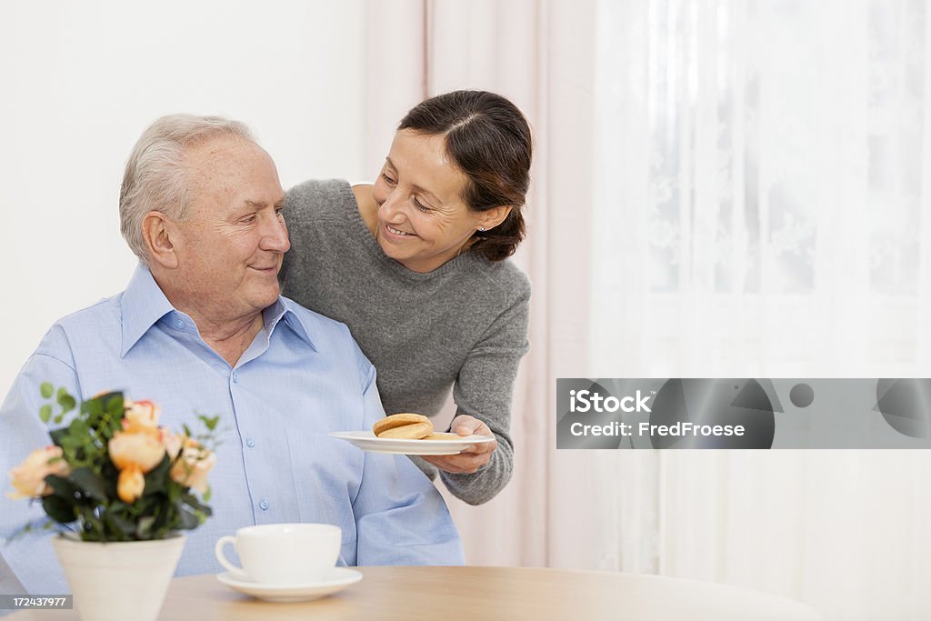 Uomo anziano con il caregiver - Foto stock royalty-free di Accudire