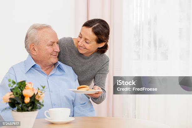 Uomo Anziano Con Il Caregiver - Fotografie stock e altre immagini di Accudire - Accudire, Adulto, Anziani attivi