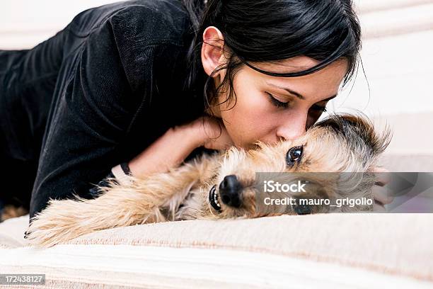 Mulher Beijar Seu Cão - Fotografias de stock e mais imagens de 20-24 Anos - 20-24 Anos, 20-29 Anos, 2000-2009