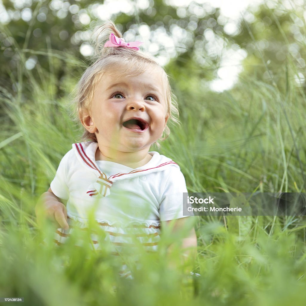 Fröhlich baby sitzend auf park - Lizenzfrei 6-11 Monate Stock-Foto