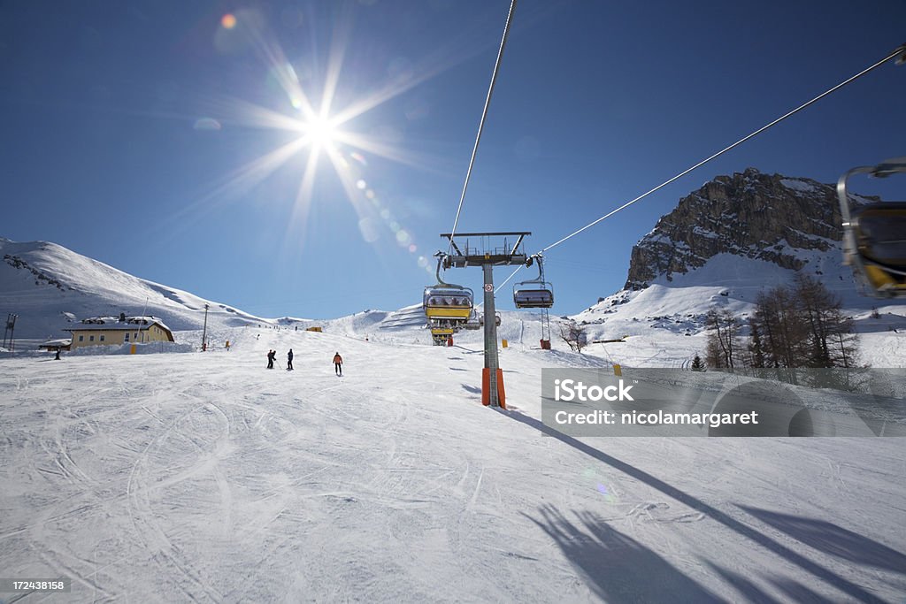 Ascensores en los alpes dolomíticos silla - Foto de stock de Valle Gardena libre de derechos