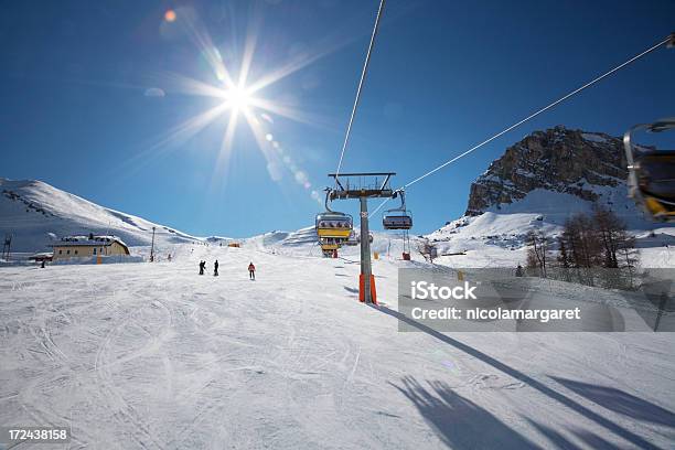 Ascensores En Los Alpes Dolomíticos Silla Foto de stock y más banco de imágenes de Valle Gardena - Valle Gardena, Esquí - Deporte, Invierno