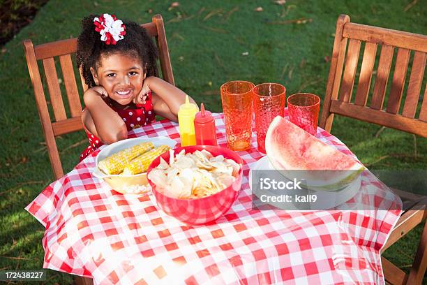 Bambina Al Tavolo Da Picnic - Fotografie stock e altre immagini di 4-5 anni - 4-5 anni, Afro-americano, Allegro