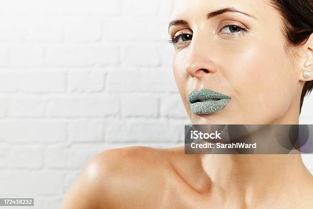 Hübsche Junge Weibliche Model Mit Kreativen Lippenmakeup Stockfoto und mehr Bilder von Attraktive Frau