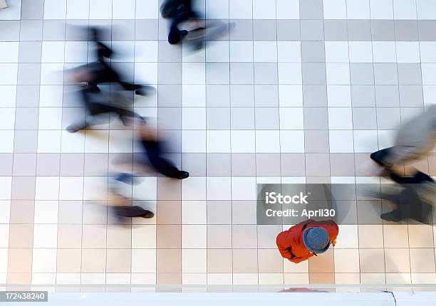 Olhando Para A Janela Da Loja - Fotografias de stock e mais imagens de Centro Comercial - Centro Comercial, Chão, Pessoas