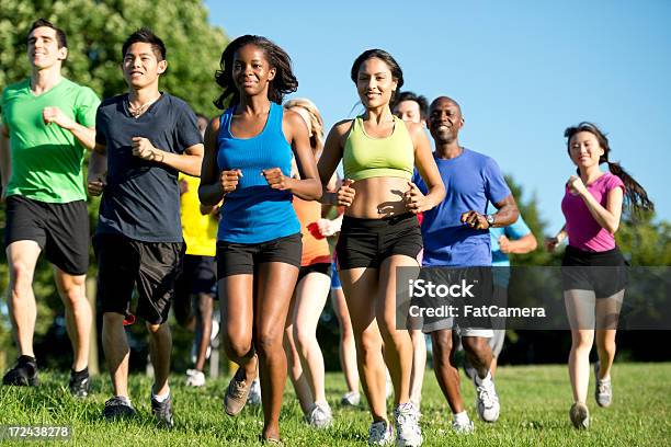 Fitness Grupo Diverso - Fotografias de stock e mais imagens de Andar Depressa - Andar Depressa, Grupo de Pessoas, 20-29 Anos