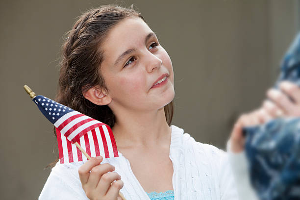 dziewczyna trzymać amerykańska flaga - sc0594 zdjęcia i obrazy z banku zdjęć