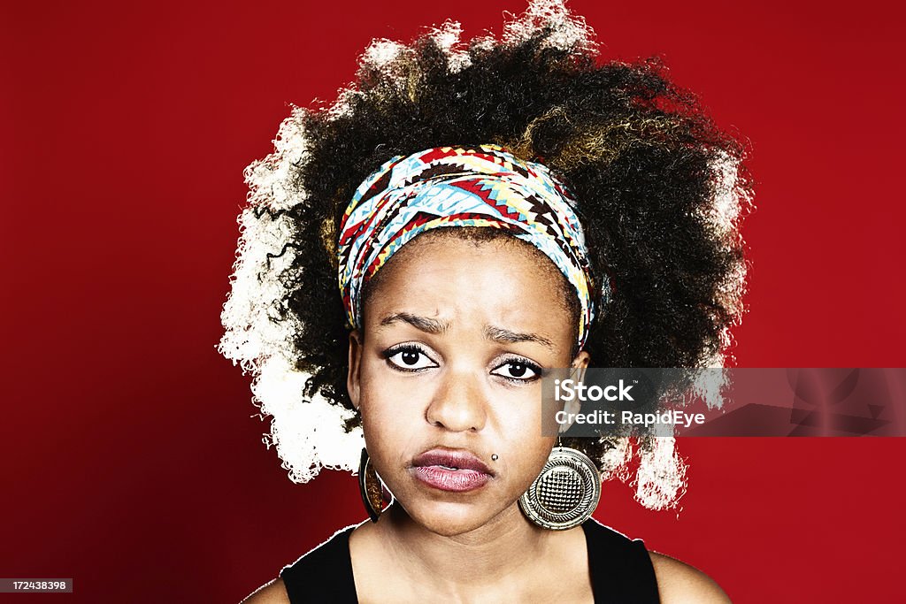 ¿Por qué se cruce conmigo? Malestar mujer de pelo Afro - Foto de stock de 20 a 29 años libre de derechos