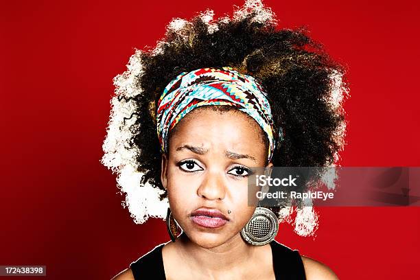 Por Qué Se Cruce Conmigo Malestar Mujer De Pelo Afro Foto de stock y más banco de imágenes de 20 a 29 años