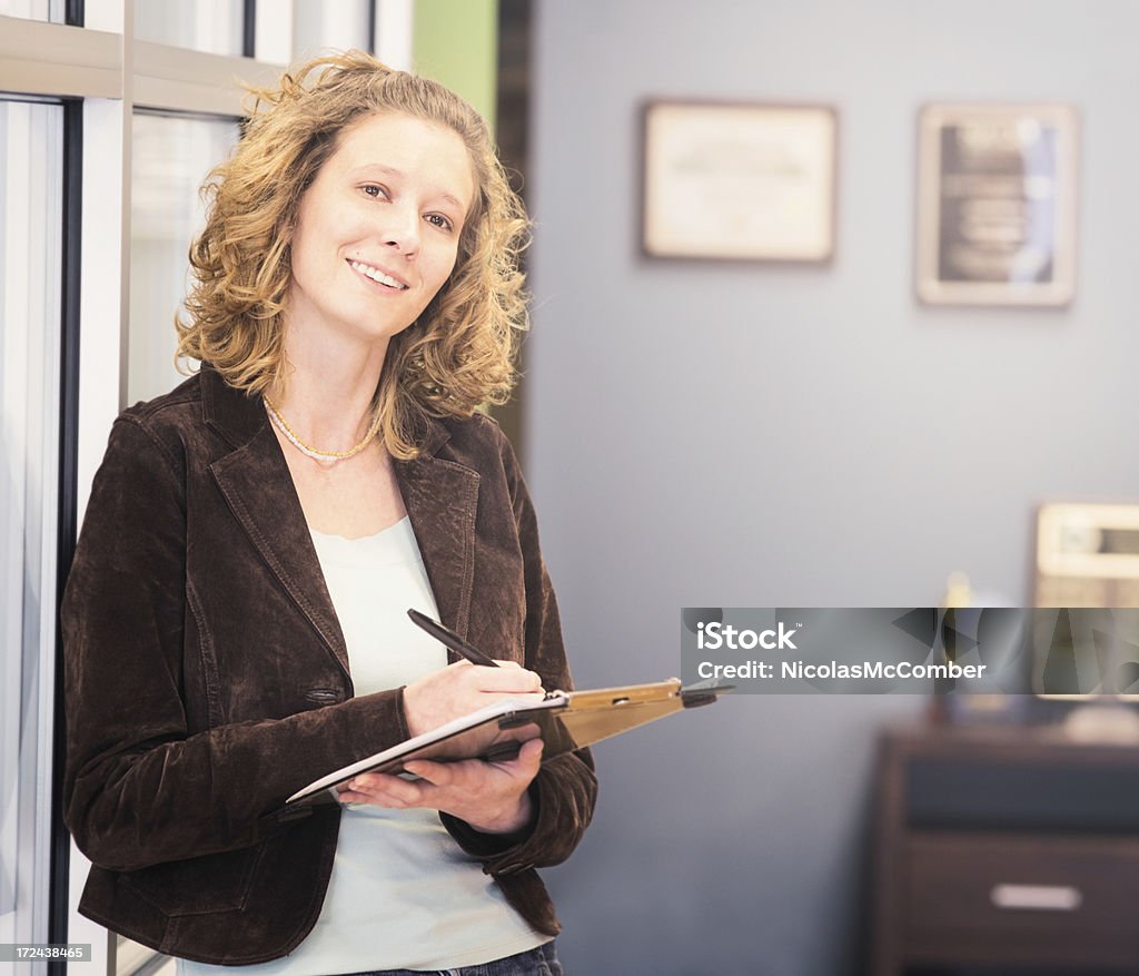 Mujer oficina con libreta de - Foto de stock de 20 a 29 años libre de derechos