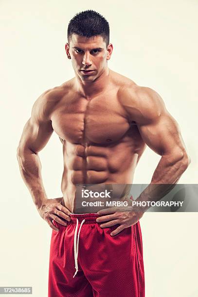 Gut Aussehend Muskuläre Herren Stockfoto und mehr Bilder von 20-24 Jahre - 20-24 Jahre, Anaerobes Training, Bauchmuskeln