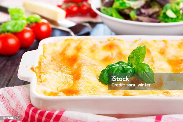 Lasagne Fatti In Casa E Insalata Verde Con La Sovraesposizione Tabella - Fotografie stock e altre immagini di Lasagne