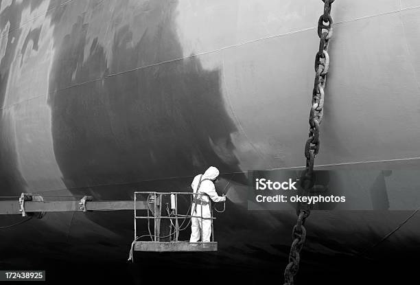 Foto de Shipyard Trabalhador A Pintura Do Navio e mais fotos de stock de Consertar - Consertar, Estaleiro, Construtor de Navios