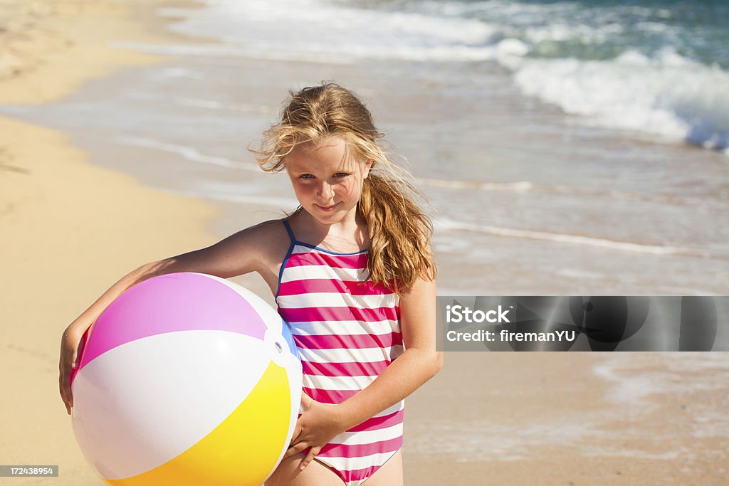 Plaisirs d'été sur la plage - Photo de Petites filles libre de droits