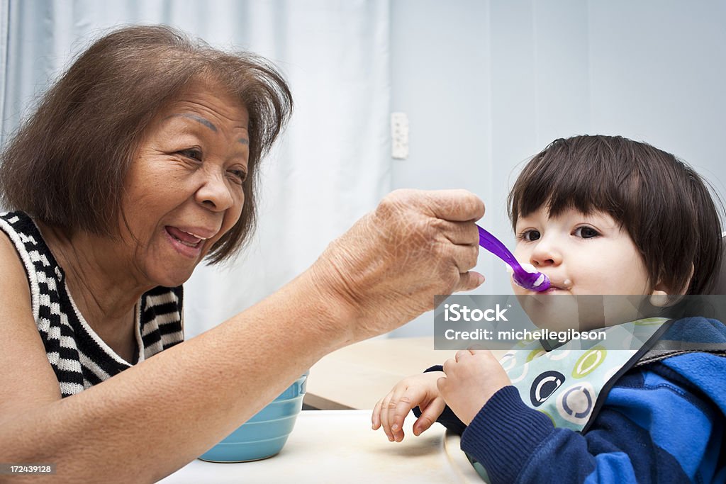 Бабушка и Внук - Стоковые фото Кормить роялти-фри