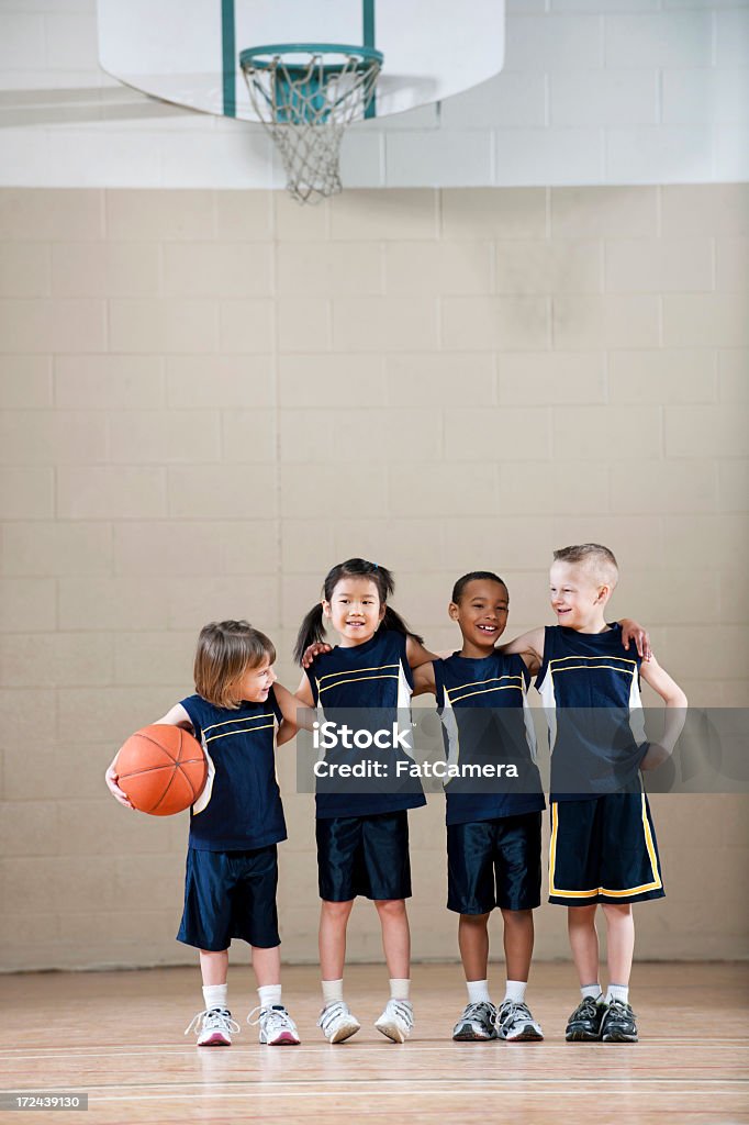 Diversi bambini squadra di basket - Foto stock royalty-free di Bambino