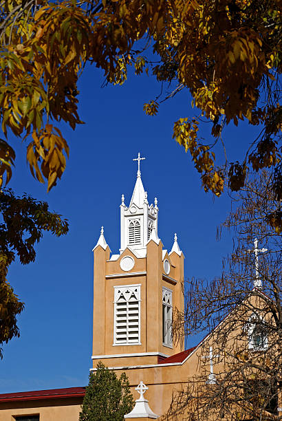 chiesa torre con guglia - albuquerque catholicism church new mexico foto e immagini stock