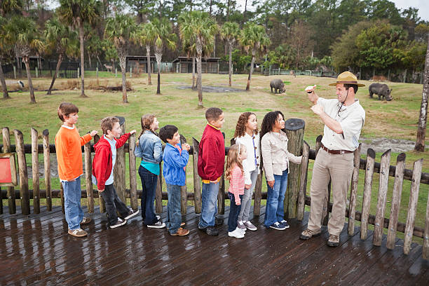 gestore di zoo con un gruppo di bambini - teaching field trip classroom child foto e immagini stock