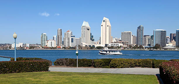 горизонт сан-диего с видом на водную гладь - san diego bay san diego california skyline waterfront стоковые фото и изображения