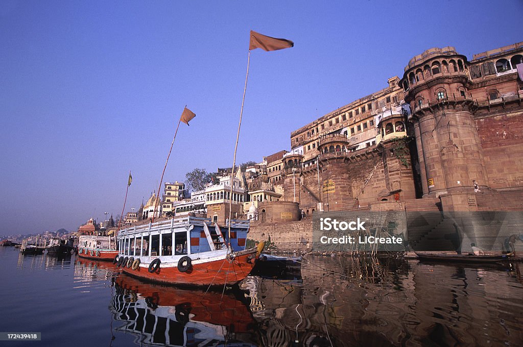 Riverboat zadokowane w Indie, Varanasi - Zbiór zdjęć royalty-free (Architektura)