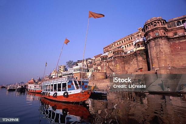 Riverboat Zadokowane W Indie Varanasi - zdjęcia stockowe i więcej obrazów Architektura - Architektura, Duchowość, Działalność charytatywna