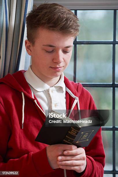 Nastoletni Chłopiec Czyta Biblię W Domu - zdjęcia stockowe i więcej obrazów Adolescencja - Adolescencja, Biblia, Chrześcijaństwo