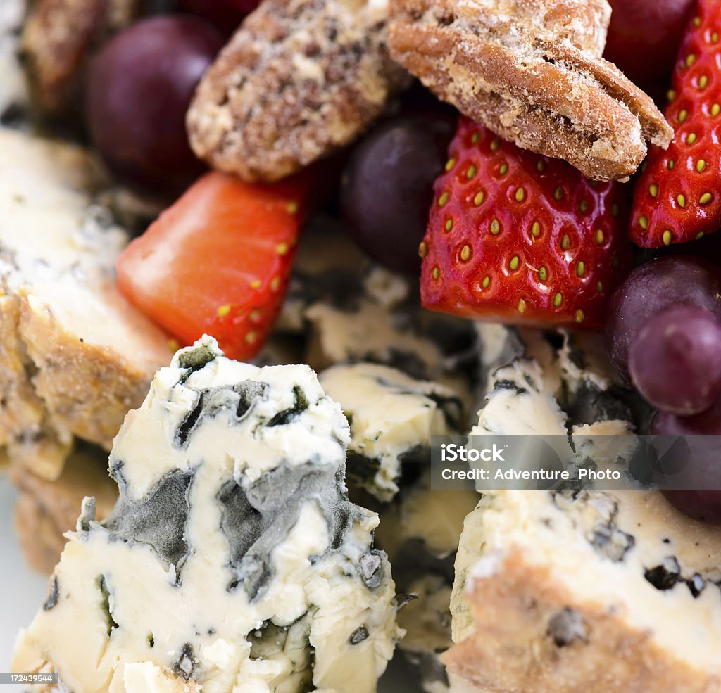Plateau de fromages et une corbeille de fruits frais - Photo de Aliment libre de droits