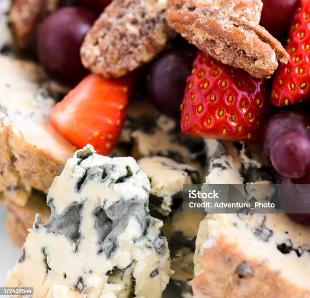 Photo libre de droit de Plateau De Fromages Et Une Corbeille De Fruits Frais banque d'images et plus d'images libres de droit de Aliment