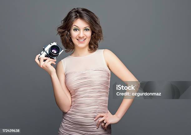 Hübsche Junge Frau Mit Kamera Posieren Stockfoto und mehr Bilder von Attraktive Frau - Attraktive Frau, Ausrüstung und Geräte, Eine Frau allein