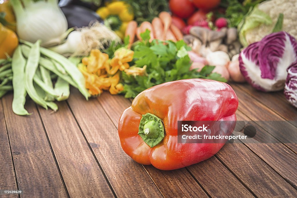 Красный перец на Деревянная доска с другими vegeables - Стоковые фото Баклажан роялти-фри