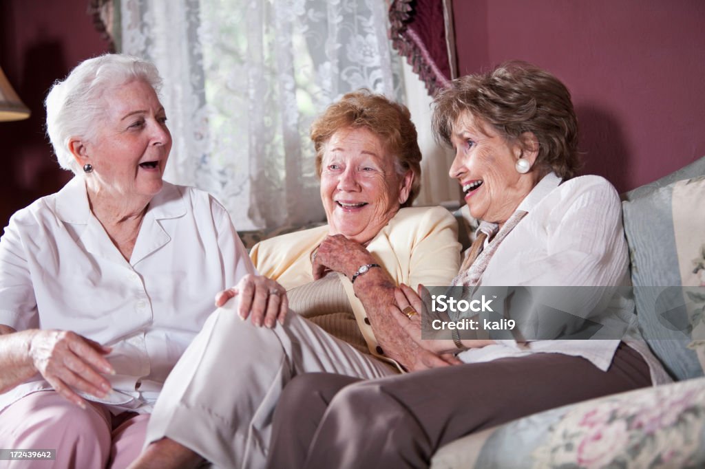 Mujeres de edad avanzada en el sofá de la sala de estar - Foto de stock de Mujeres mayores libre de derechos