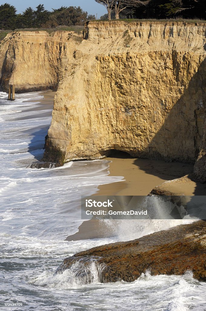 Rochas e falésias ao longo da costa da Califórnia - Foto de stock de Califórnia royalty-free